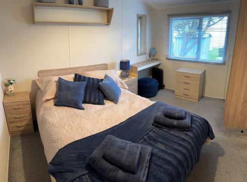 Postel nebo postele na pokoji v ubytování Cosy Little Home By The Sea