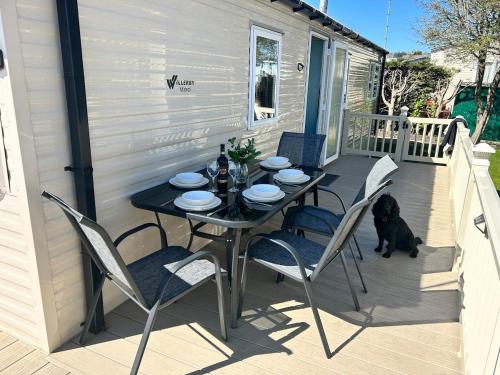 Balkón nebo terasa v ubytování Cosy Little Home By The Sea