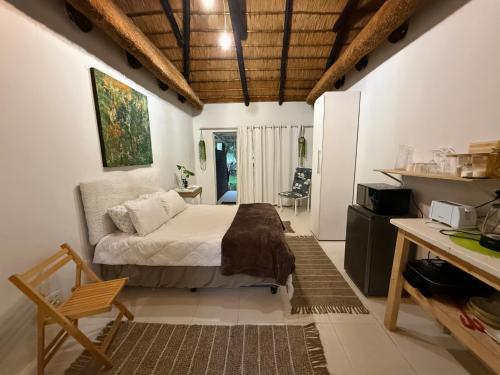 ベラ・ベラにあるLemón Cottageの部屋にベッドと机がある寝室
