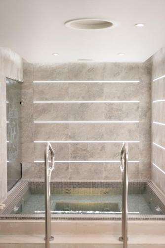 eine Badewanne mit zwei Griffen in einem Badezimmer in der Unterkunft Hotel Sheraton in Blackpool