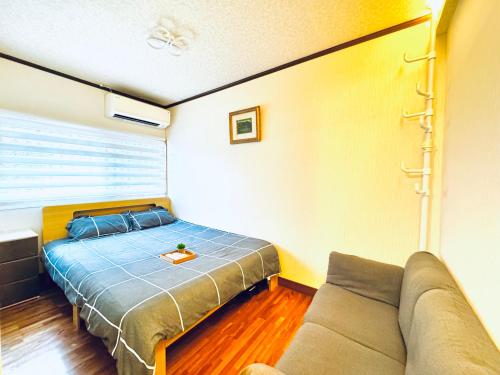 Cama o camas de una habitación en 晶 距离车站步行5分钟 关西机场难波心斋桥直达 5 bedroom最多可住13人 超大客厅大电视有Netflix