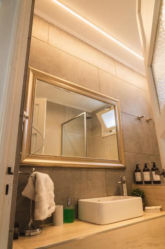 a bathroom with a sink and a mirror at Trelew View in Trelew