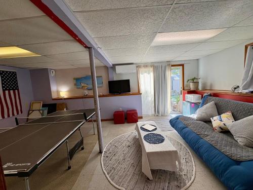 Ảnh trong thư viện ảnh của Walk to neighborhood lake ở Narragansett