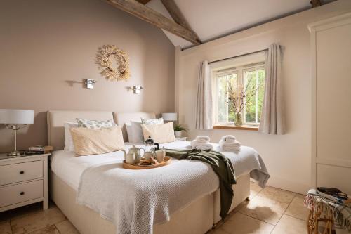 une chambre avec deux lits et une fenêtre dans l'établissement Avocet, à Waterden