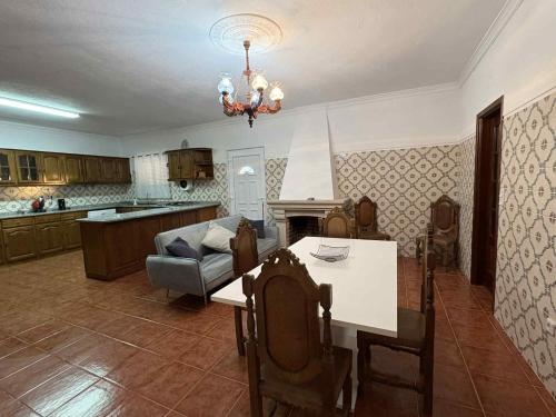 una sala de estar con una mesa y un sofá en Bem estar 3, en Chaves