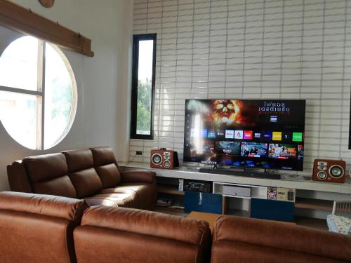 salon z kanapami i telewizorem z płaskim ekranem w obiekcie Windy Pool Villa Pattaya 3 King size bedrooms w mieście Bang Lamung