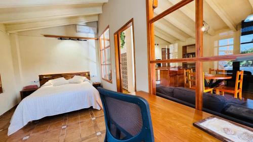 San Martín SarrocaにあるApartment with private pool and gardenのベッドとリビングルームのある寝室