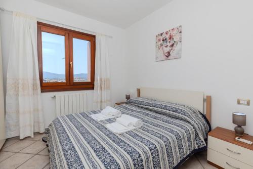 une chambre avec un lit avec un plateau dessus dans l'établissement Terrace with View - Olbia Pasana, à Olbia