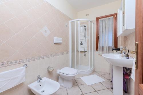 une salle de bain avec un lavabo, des toilettes et une douche dans l'établissement Terrace with View - Olbia Pasana, à Olbia