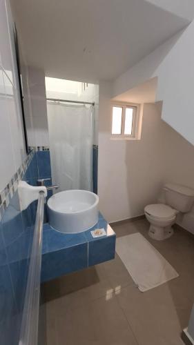 ein Badezimmer mit Badewanne und Toilette in der Unterkunft LAS OLAS in Paraíso