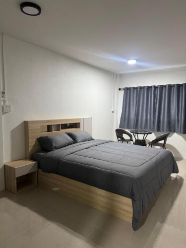 Postel nebo postele na pokoji v ubytování Pakkan Hotel พักกาญจน์