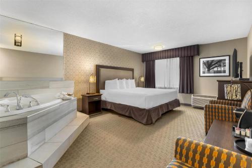 Ένα ή περισσότερα κρεβάτια σε δωμάτιο στο Best Western Plus Country Meadows Inn