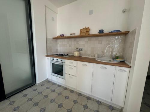 Cuisine ou kitchenette dans l'établissement Современные апартаменты на Магнитных песках