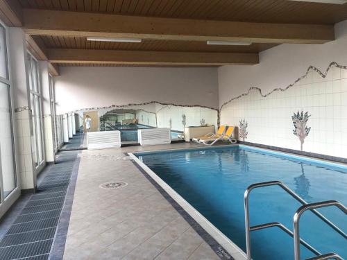 duży basen w budynku z płytkami w obiekcie Alpenperle w mieście Sankt Johann im Pongau