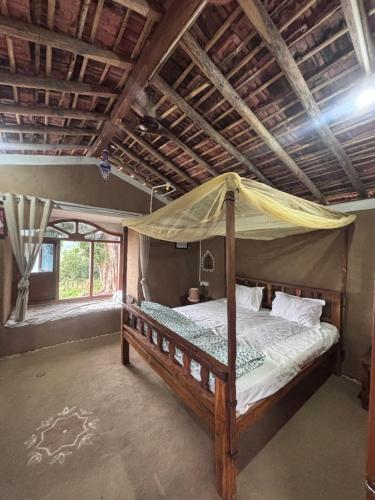 MaheshwarにあるKirti kewat Homestayの天蓋付きベッドのある寝室