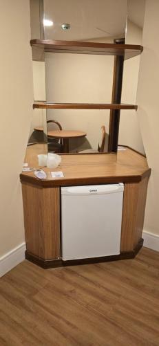 - un dressing avec un miroir et un lavabo dans l'établissement Mirador Rio Copacabana Hotel, à Rio de Janeiro