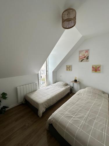 グランビルにあるLe Valoryの屋根裏部屋のベッドルームにベッド2台が備わります。
