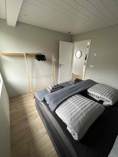 Postel nebo postele na pokoji v ubytování Laugarvatn Lakeview Apartment