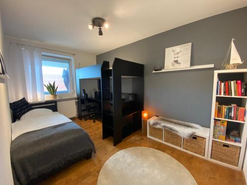 Ένα ή περισσότερα κρεβάτια σε δωμάτιο στο City Ferienwohnung SKYLINE - mit großem Balkon & XXL- Sofa für bis zu 4 Personen