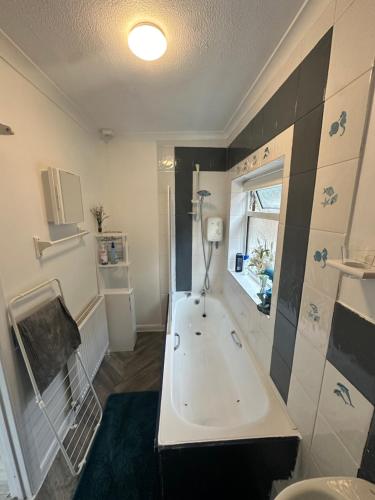 un baño con bañera y lavabo en 2 bedrooms self contain flat with nice garden, en Didcot