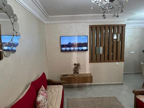 Μια τηλεόραση ή/και κέντρο ψυχαγωγίας στο Unique and Cozy Apartme 4min from the beach