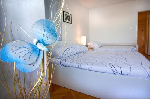 a bedroom with a bed with blue flowers on the wall at Apartment Banjo Polo in Split
