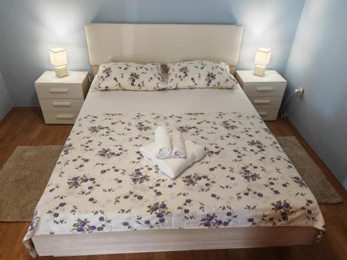 a bedroom with a bed with two towels on it at Robinson's house in Kruševo