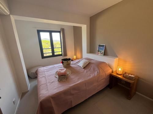 une chambre avec un lit avec deux bougies dessus dans l'établissement amazing sea front apartment, à Pianottoli-Caldarello