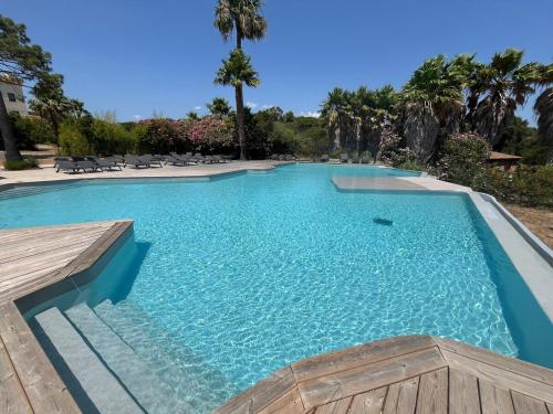 une grande piscine avec de l'eau bleue dans l'établissement amazing sea front apartment, à Pianottoli-Caldarello