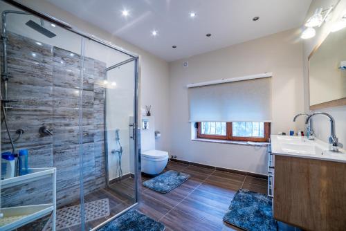 Koupelna v ubytování Alrawda Resort