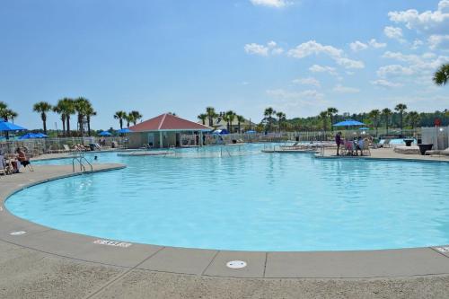 una gran piscina de agua azul en un complejo en Barefoot North Tower - 1203, en Myrtle Beach