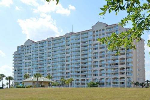 Un gran edificio blanco con un parque enfrente. en Barefoot North Tower - 1203, en Myrtle Beach
