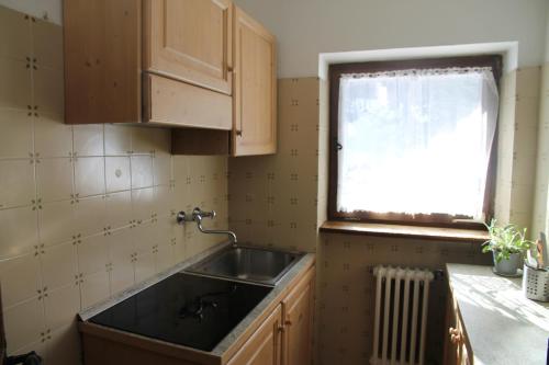 a kitchen with a sink and a window at Appartamento in chalet ampezzano in Alvera