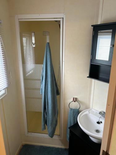 Ένα μπάνιο στο Happy Days Caravan Park - Lovely Spacious 3 Bed Caravan