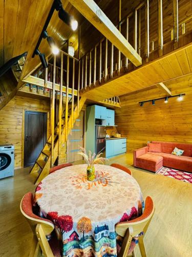 Posezení v ubytování Mountain Shadow Cottage in Racha