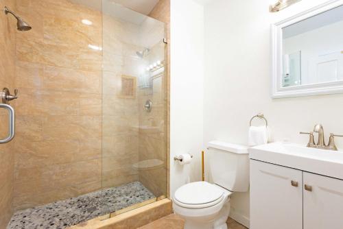 Koupelna v ubytování Honey Bun Hideaway