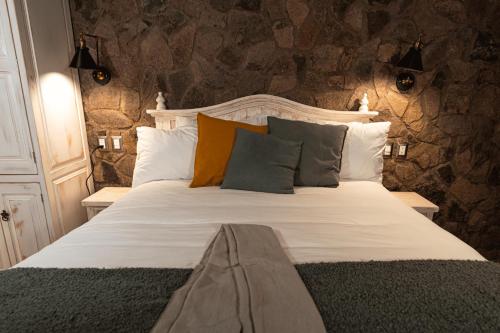 a bedroom with a large white bed with pillows at Luxury in Val'quirico in Santeagueda