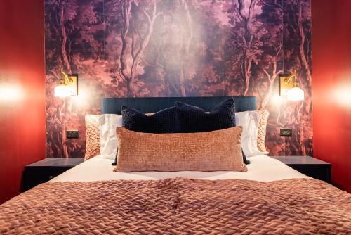 ルイスビルにあるHollyhock Suite 508の赤い壁のベッドルーム1室(大型ベッド1台付)