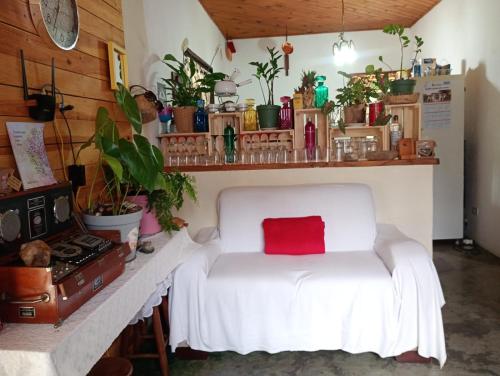 a room with a white bed with a red pillow at Casa Surpresa, Europäisches Flair in São José dos Campos