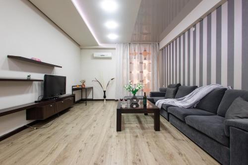 Aram street, 2 bedrooms Beautiful and Sunny apartment DI8210