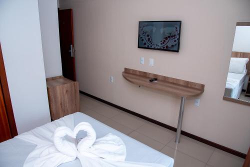 a room with two white swans on a bed at Hotel Suiça Faber in Balneário Camboriú