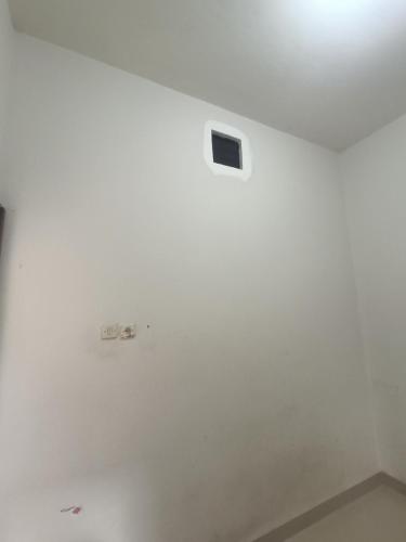 a room with a white ceiling with a window at Rumah 2 kamar dekat Jl Raya Propinsi in Kebumen