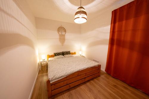 Ένα ή περισσότερα κρεβάτια σε δωμάτιο στο Sunny Garden Apartment