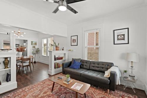 un soggiorno con un divano e un tavolo di Hardy House Vintage Bungalow, Huge Yard! a Houston