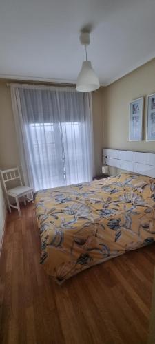a bedroom with a large bed in a room at Piso con piscina entre 2 playas - Floor with pool between 2 beaches in O Porto de Espasante