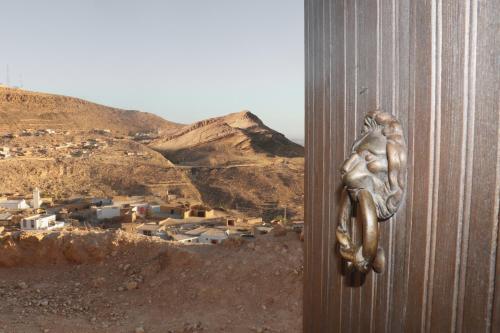 Nespecifikovaný výhled na hory nebo výhled na hory při pohledu z penzionu – hostince