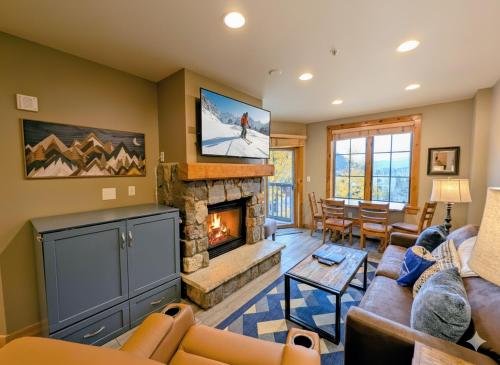 a living room with a couch and a fireplace at Dakota Lodge 8503 by SummitCove Lodging in Colorado in Keystone