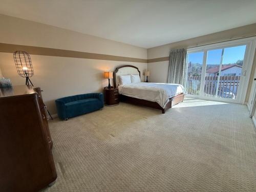 Un dormitorio con una cama y una ventana grande. en Spacious 4-bedroom house in tranquil Rowland Heights with City View, en Rowland Heights