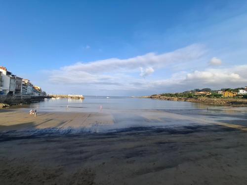 een strand met een hond die op het strand loopt bij Luanco para vivir y disfrutarlo VUT7223AS in Luanco