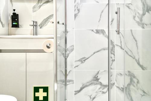 un bagno con doccia e lavandino di Casa Lusíadas a Constância